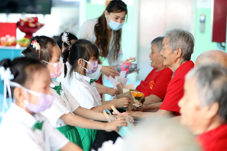 隆尧县魏庄镇中心卫生院医养结合健康中心，隆尧县实验幼儿园的孩子们给老人送上中秋节礼物。 成梅摄