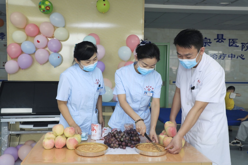 河北省广宗县医院医护人员为患者准备月饼和水果。 梁智晓摄