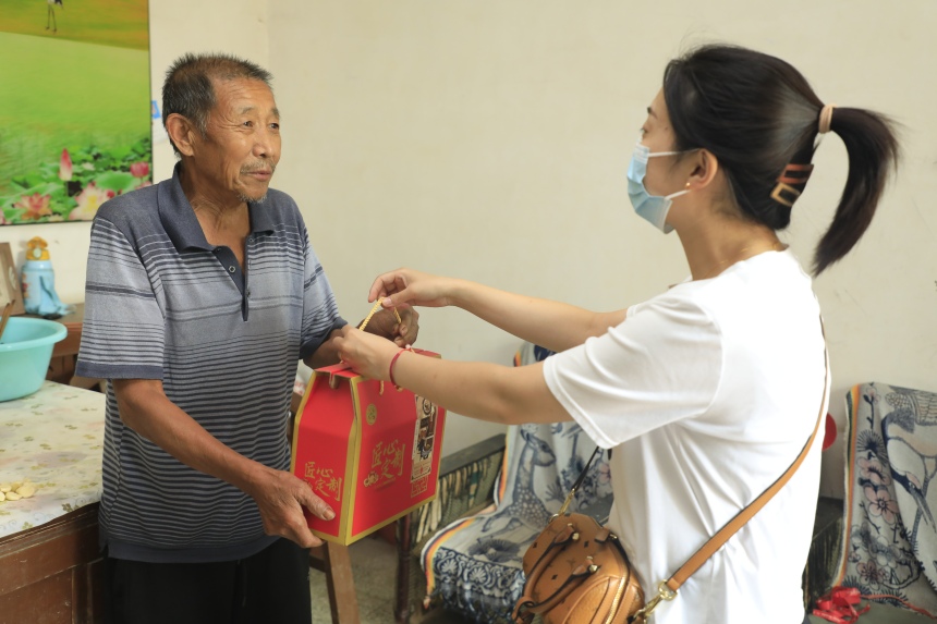 河北省广宗县医院医护人员到刚出院病人家中送月饼。 梁智晓摄