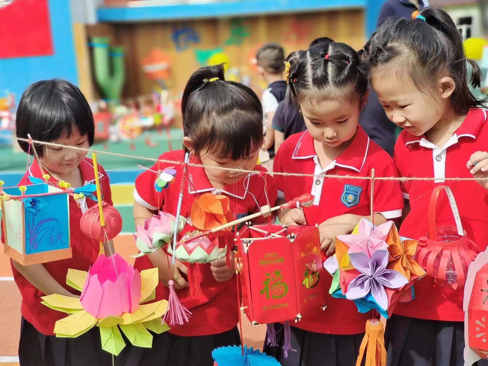 东光县第一幼儿园孩子们一起赏花灯。靳琳摄