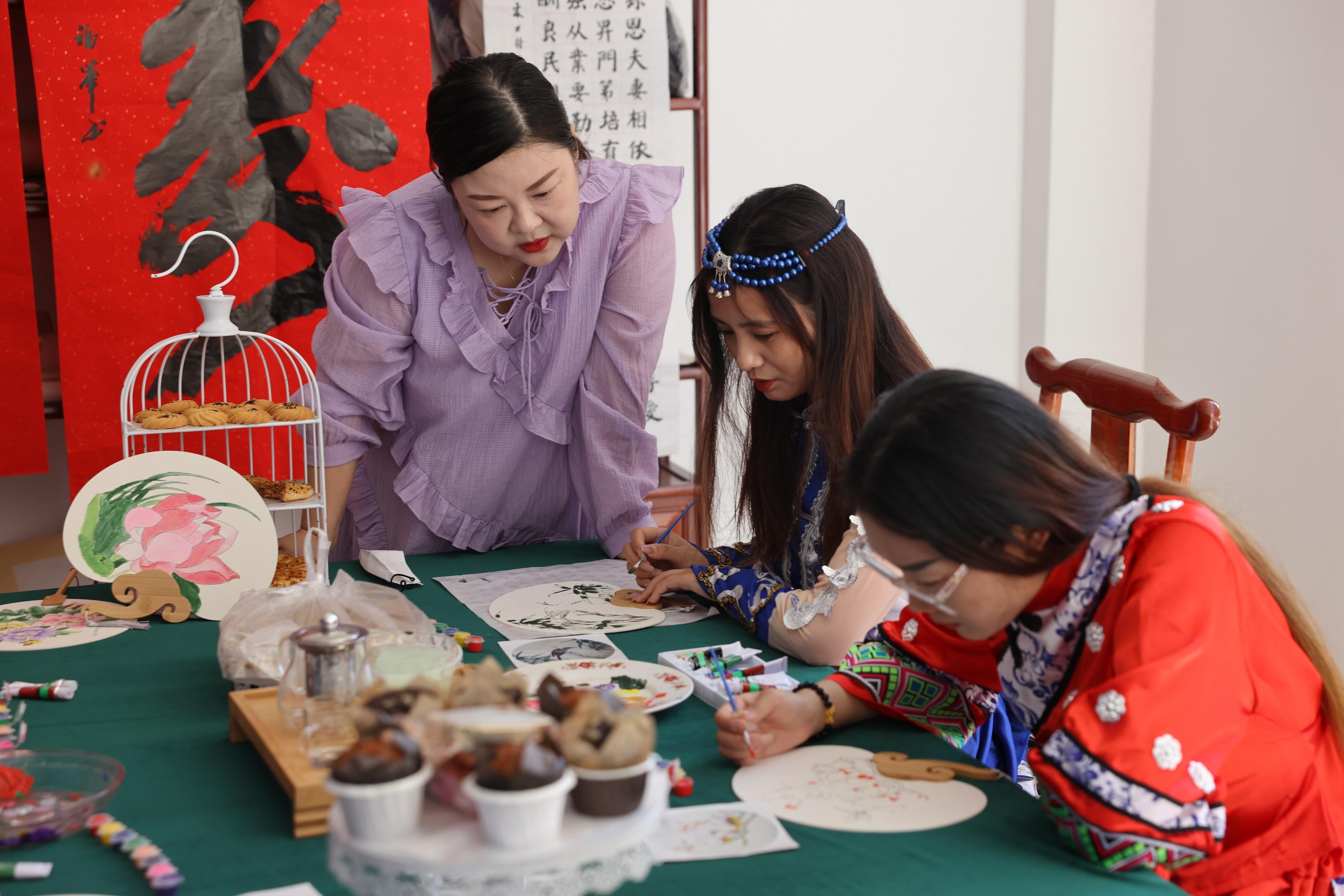 在中秋佳节到来之际，沧州市新华区开展了绘团扇、猜灯谜等丰富多彩的文化活动。杨晨摄