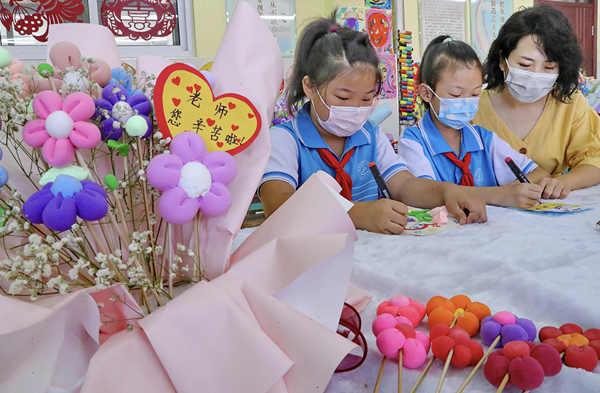 河北省秦皇岛市海港区杜庄学区第一小学教师带领学生制作创意花束。曹建雄摄