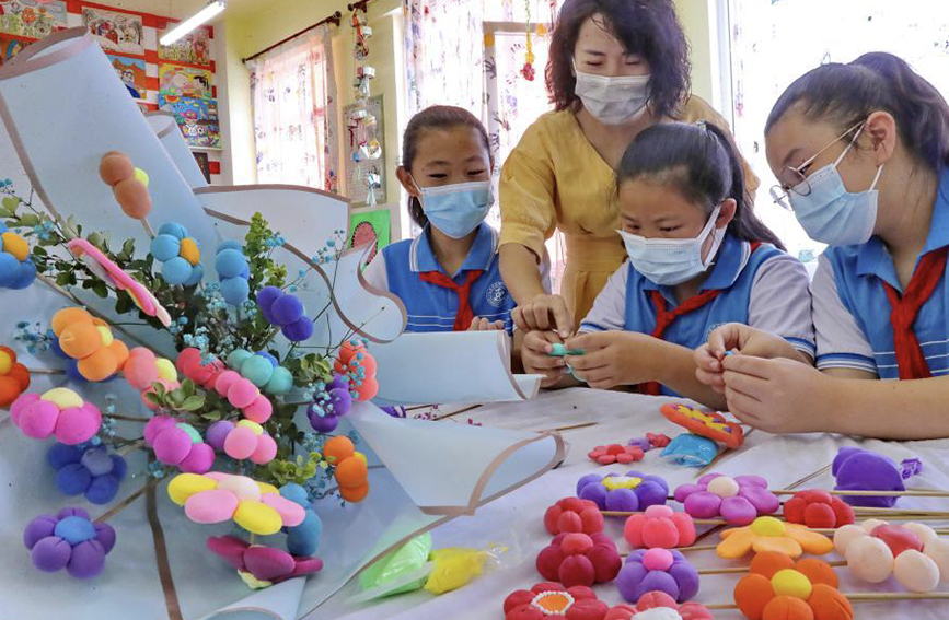 河北省秦皇岛市海港区杜庄学区第一小学教师带领学生制作创意花束。曹建雄摄