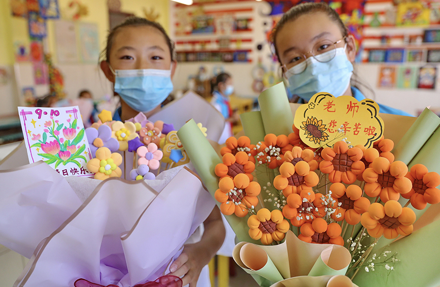 河北省秦皇岛市海港区杜庄学区第一小学学生展示制作完成的创意花束。曹建雄摄