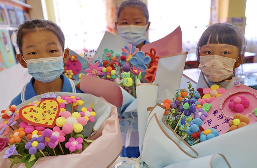 河北省秦皇岛市海港区杜庄学区第一小学学生展示制作完成的创意花束。曹建雄摄