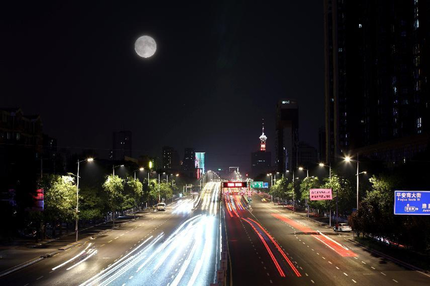 中秋節當天的石家庄夜景。王永輝攝