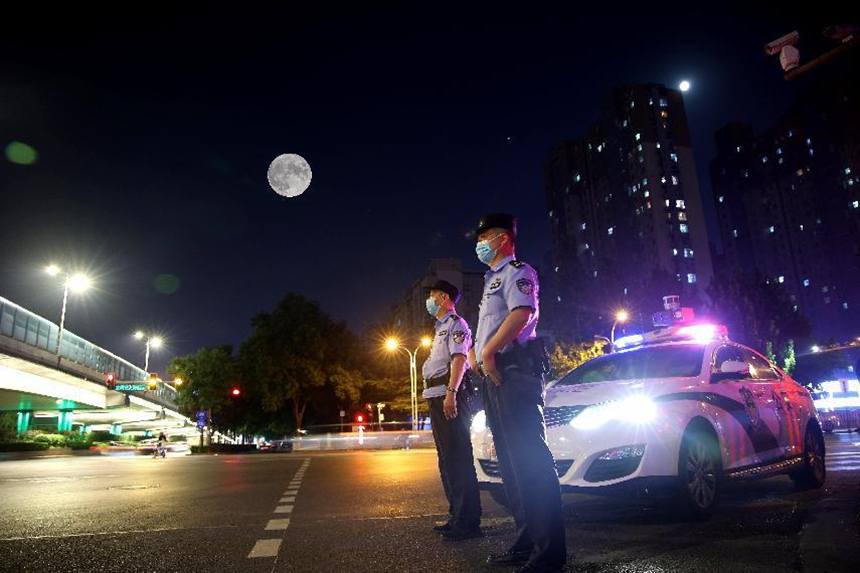 中秋之夜，石家庄民警執勤。王永輝攝