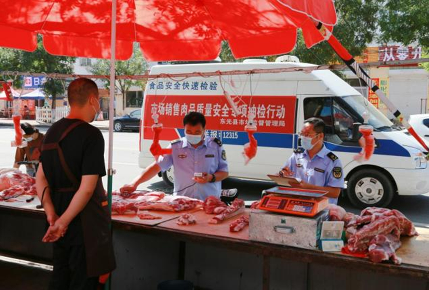 东光县市场监管局执法人员对零售商铺肉类产品进行抽检。陈英华摄