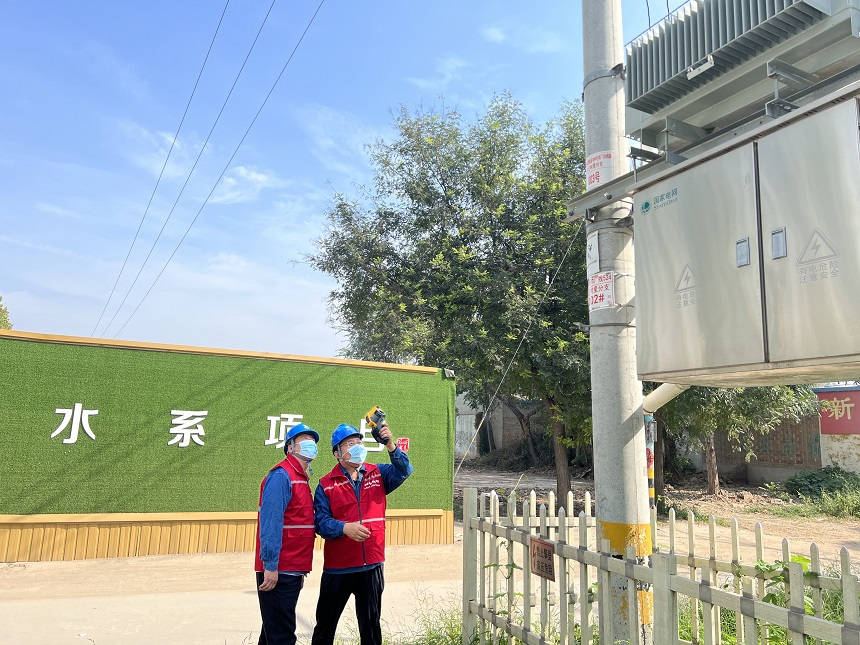 党员服务队员对辖区线路、设备进行特巡。王素杰摄