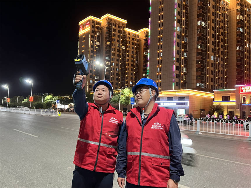 夜巡辖区线路、设备，保障居民节日期间可靠用电。王素杰摄