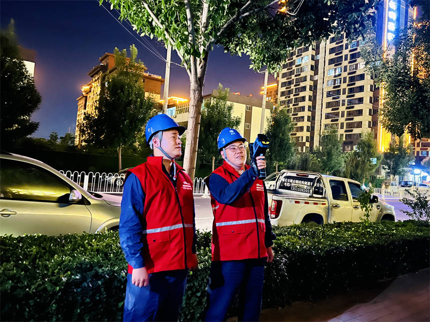 夜巡辖区线路、设备，保障居民节日期间可靠用电。王素杰摄