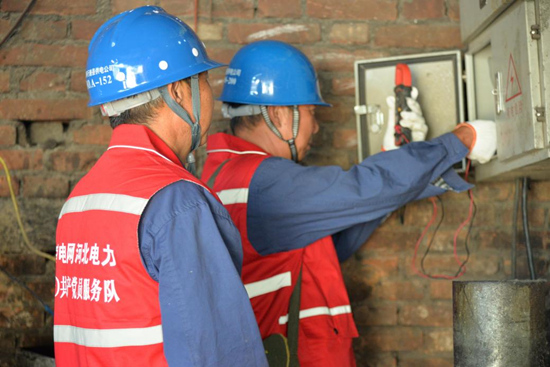 9月14日，国网行唐县供电公司到铁匠村检查供电设备。陈浩摄