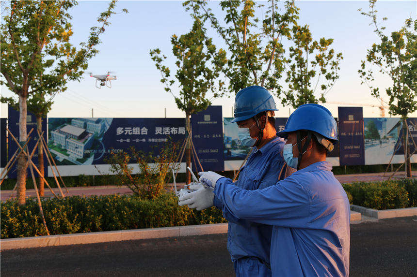 国网定兴县供电公司运维人员利用无人机巡视排查10千伏线路隐患。 刘杰摄