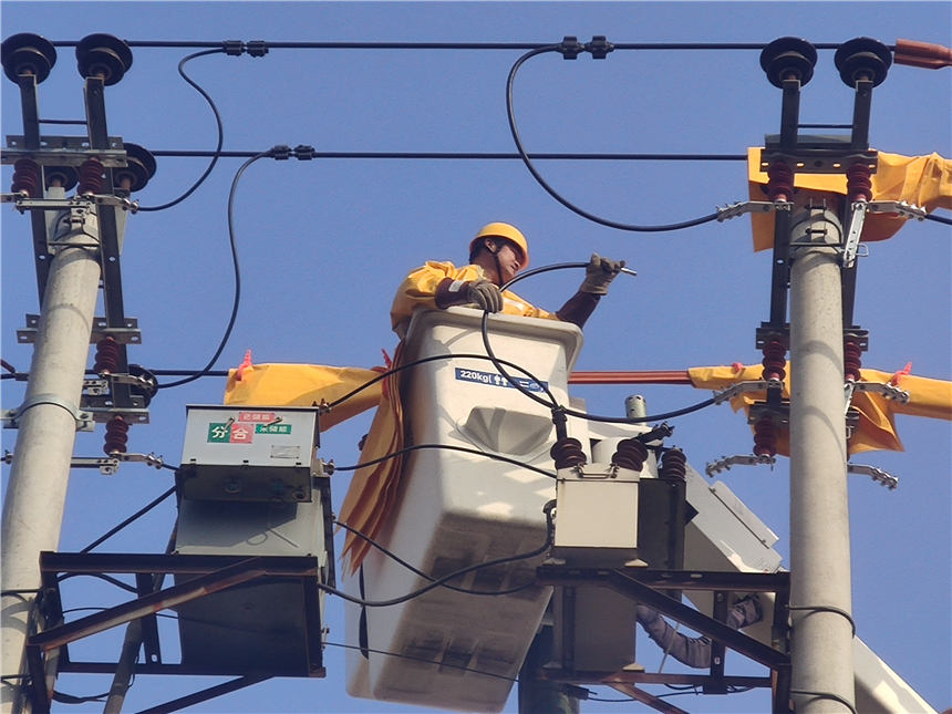 国网定兴县供电公司带电作业班为企业进行带电接引，减少停电感知，优化营商环境。 刘杰摄