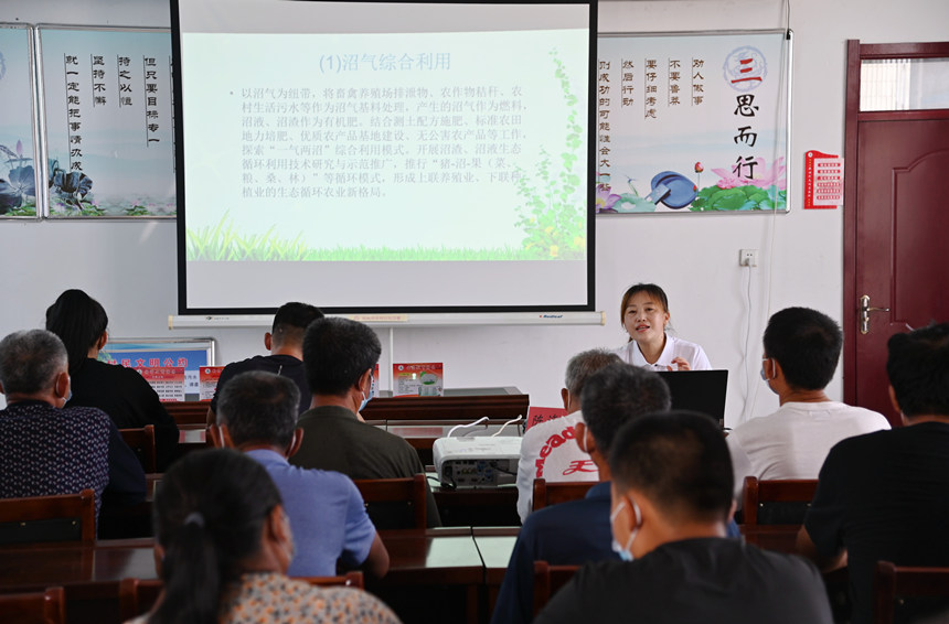 近日，青年讲师在海兴县高湾镇西南村开展宣讲活动。刘兴华摄