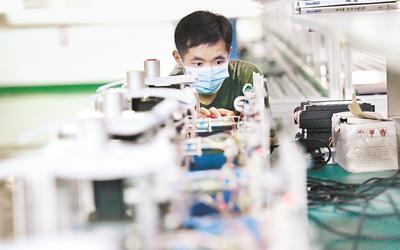 近年来，我省着力构建“孵化链条”助力企业发展。近日，在石家庄高新技术产业开发区的一家企业，员工在车间工作。新华社发