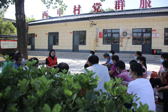 在河北省臨漳縣狄邱鄉西申村黨群服務中心的“板凳課堂”上，該村黨員干部群眾認真聽講。申志好攝