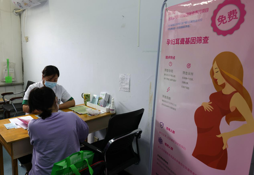 河北省邢台市广宗县医院的医生对进行产前无创基因筛查的孕妇进行遗传咨询，并将信息录入系统。 王垒摄