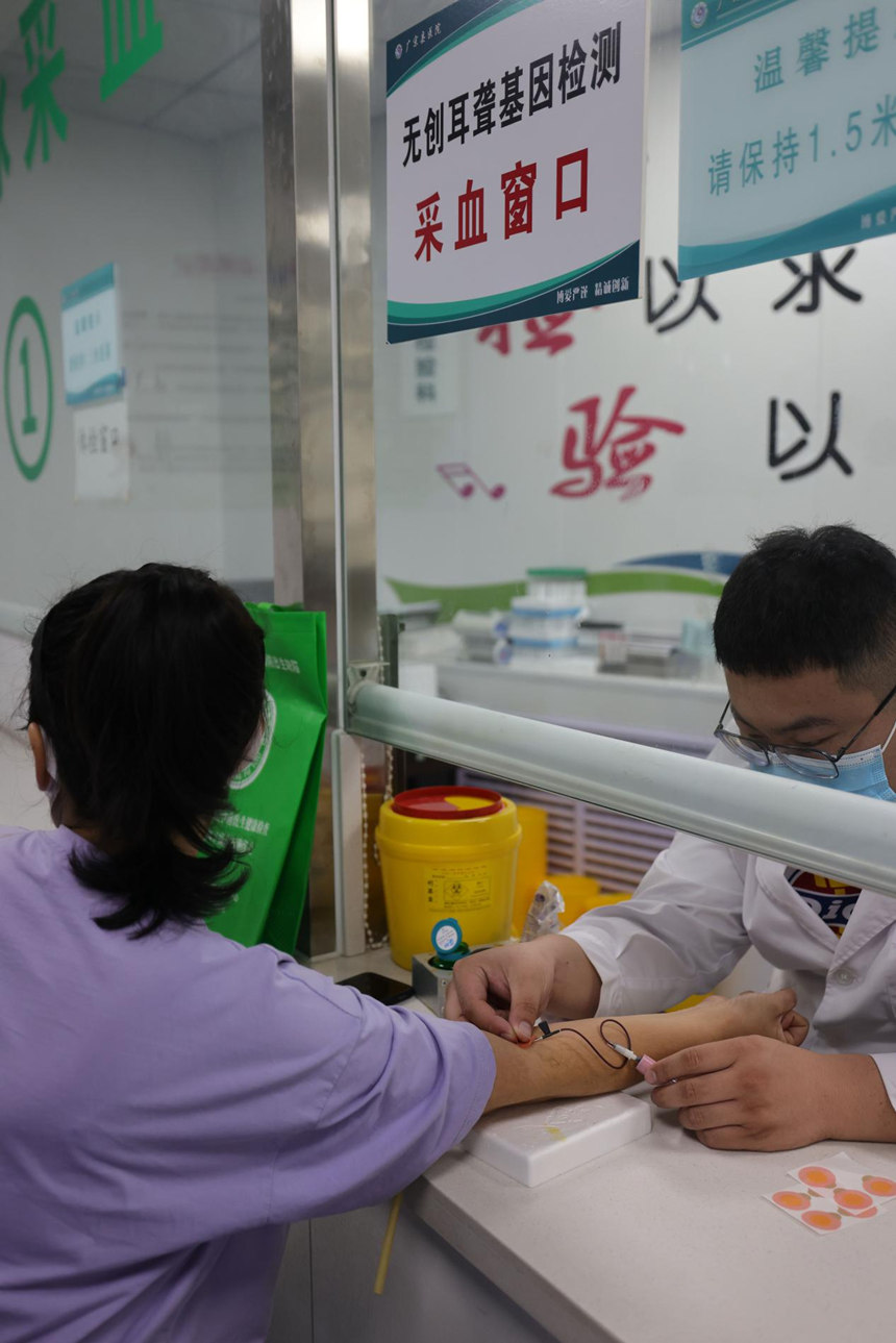 一名孕妇在河北省邢台市广宗县医院进行无创耳聋基因检测。 王垒摄