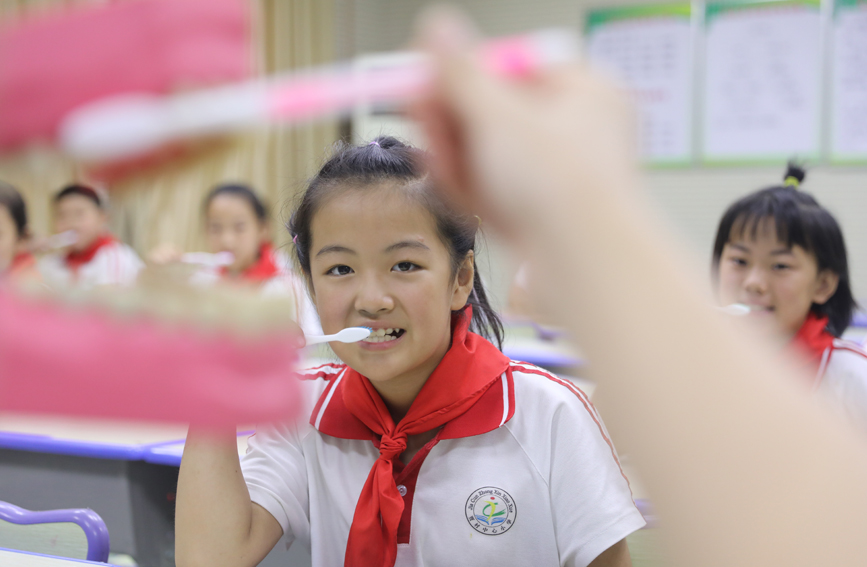 河北临城县贾村小学的小朋友学习正确的刷牙方式。王永周摄