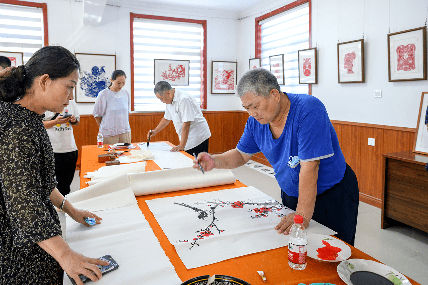 高阳县剪纸艺术展示体验活动书画会现场。崔文吉摄