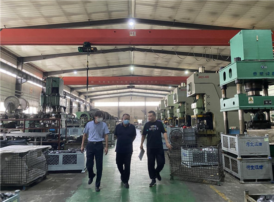 開發區招商團隊參觀江津五金制品股份有限公司車間。 劉亞丹攝