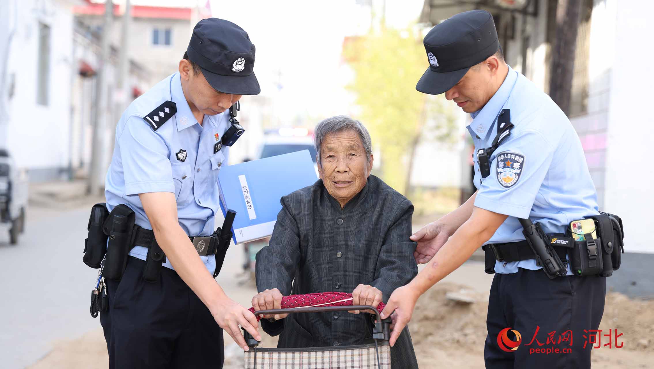 杨家庄派出所民警帮助老人。 人民网 周博摄