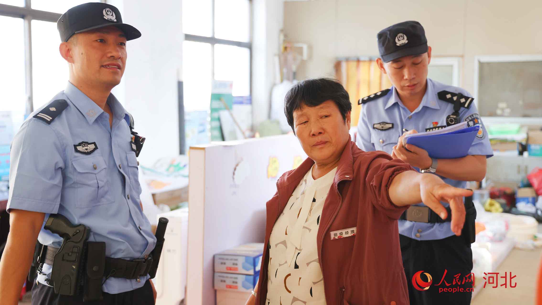 杨家庄派出所民警向报警人了解情况。 人民网 周博摄。