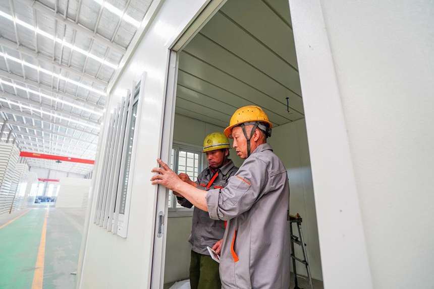 河北滦南经济开发区嘴东园区河北模筑绿建科技有限公司工人在装配箱式房。张永新摄