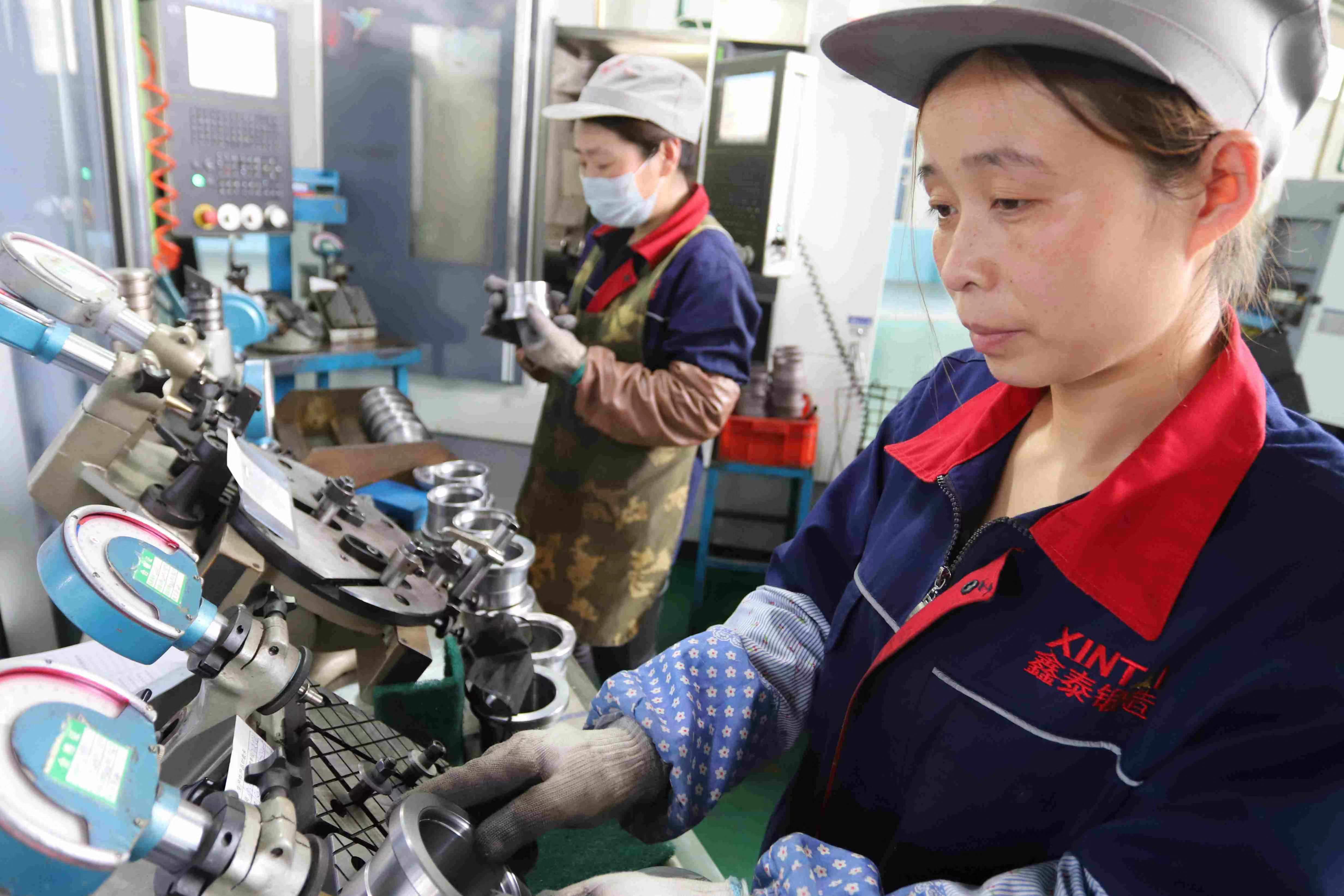 河北鑫泰轴承企业，技术工人在检测轴承套圈精密度。