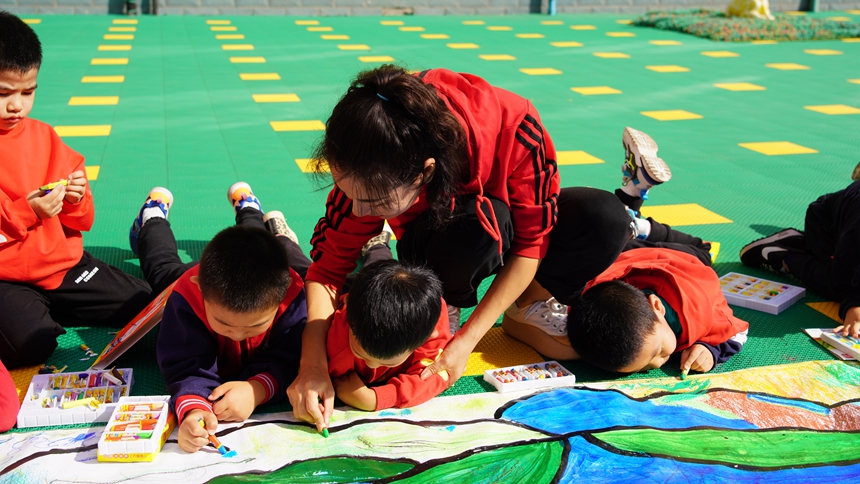 孩子们用手中的画笔绘制祖国壮美画卷。 范二虎摄