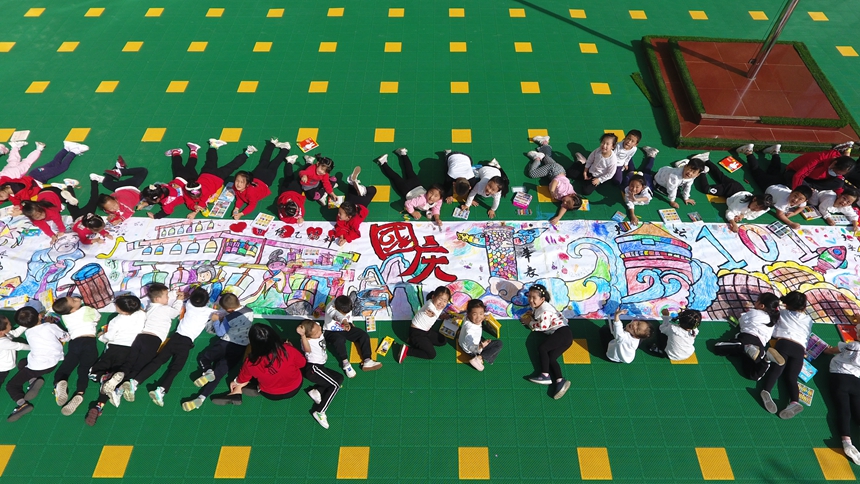 孩子们用手中的画笔绘制祖国壮美画卷。 范二虎摄