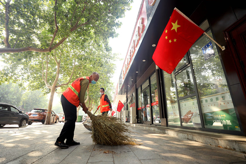 在河北省隆尧县康庄路，清洁工人在清洁卫生。 成梅摄