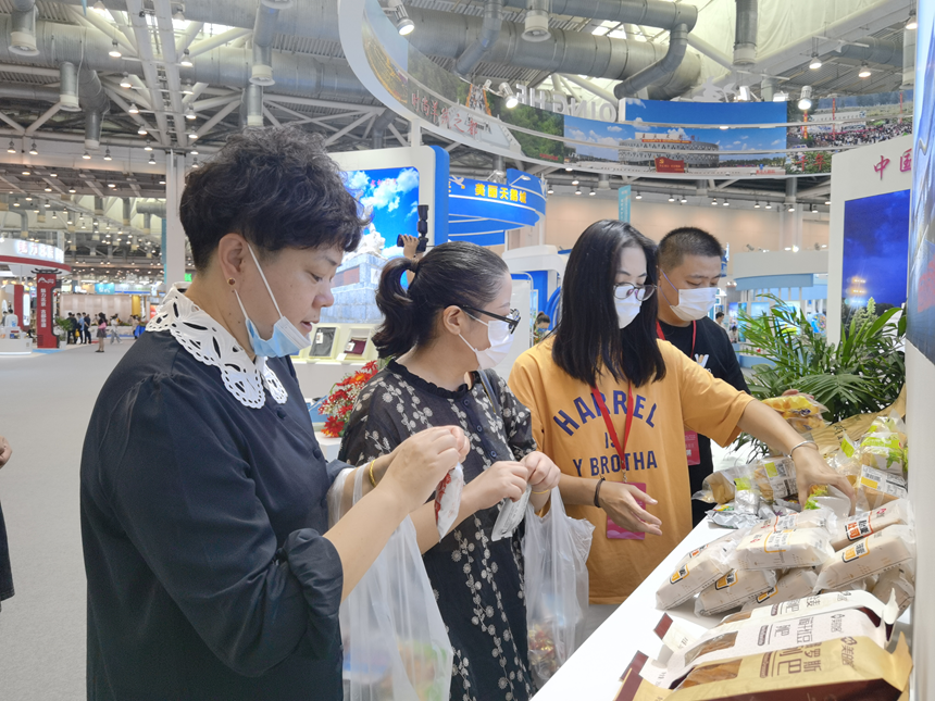 河北临西县多种优质产品，受到参会嘉宾的关注。 张艳蕊摄