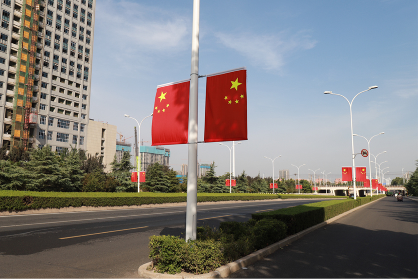 邢台市城区主干道悬挂的红旗。 路志虎摄