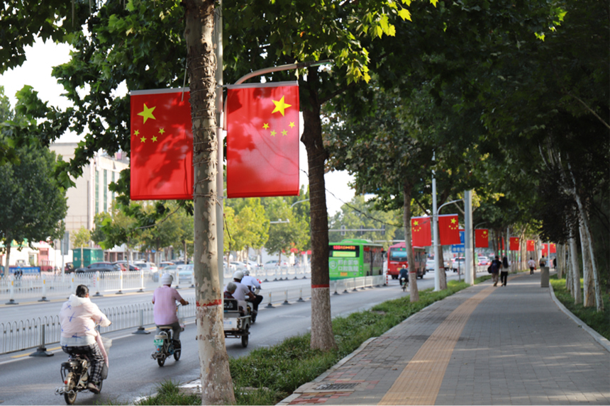邢台市城区主干道悬挂的红旗。 路志虎摄