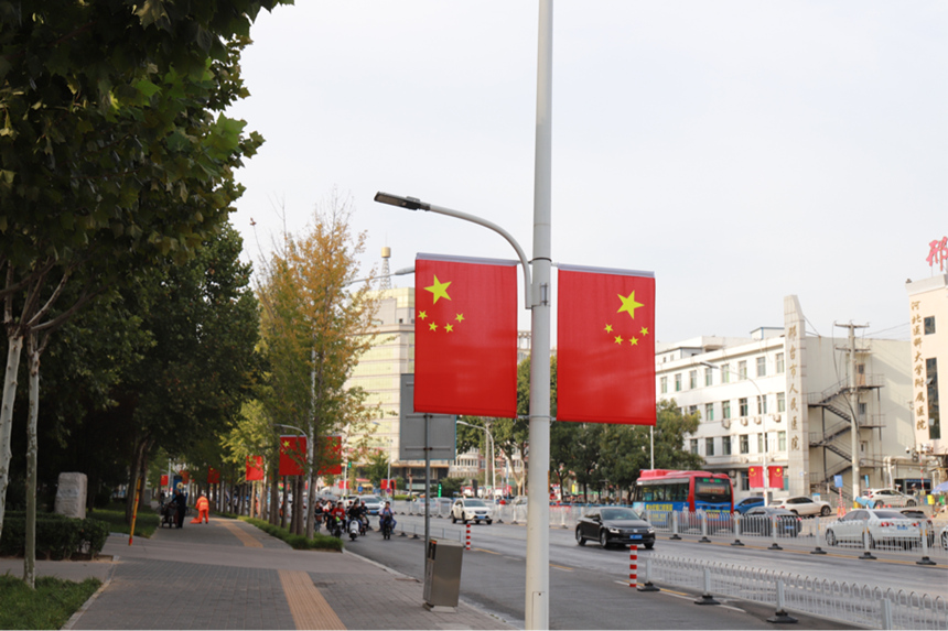 邢台市城區主干道懸挂的紅旗。 路志虎攝