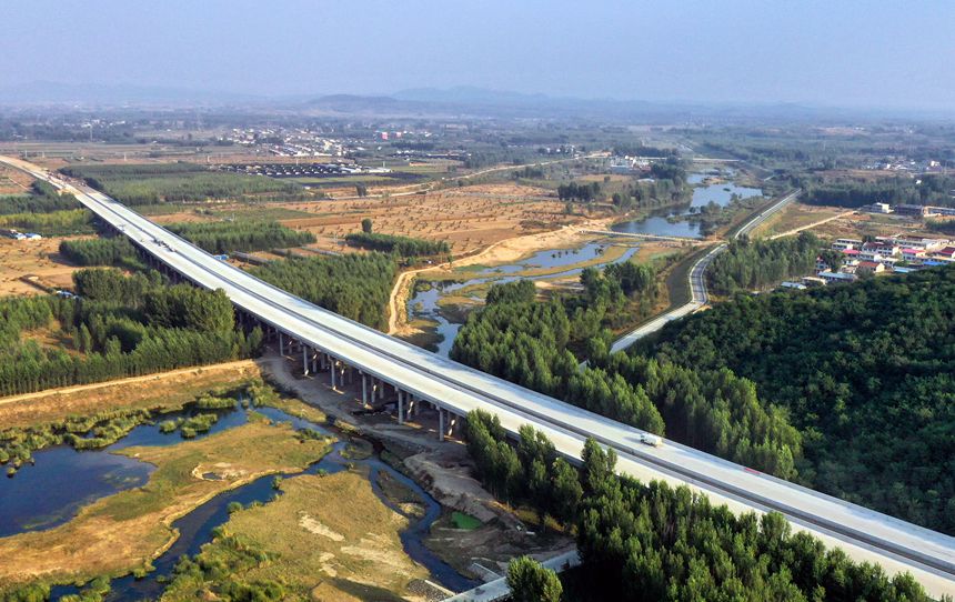 建设中的遵化至秦皇岛高速公路秦皇岛段沙河特大桥。 樊连贵摄