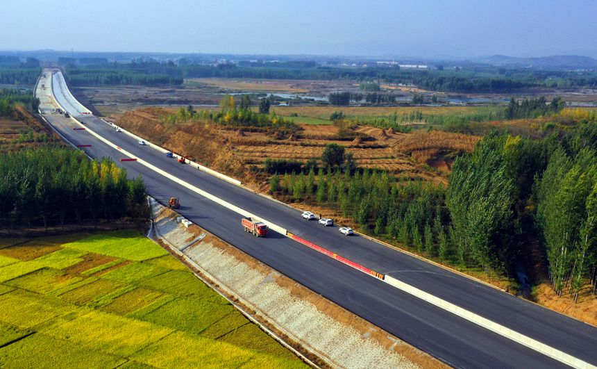 建设中的遵化至秦皇岛高速公路秦皇岛段路基施工。 樊连贵摄
