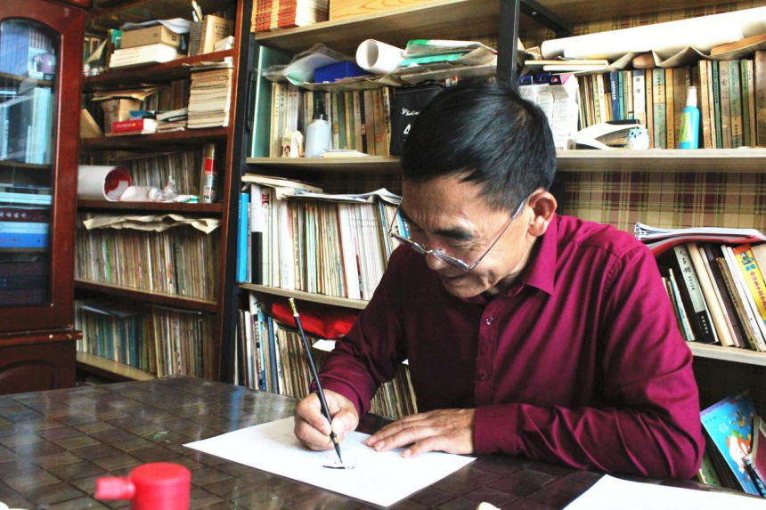 唐山市豐南區漫畫家麼東光正在創作“健康中國”主題漫畫。 劉洋攝