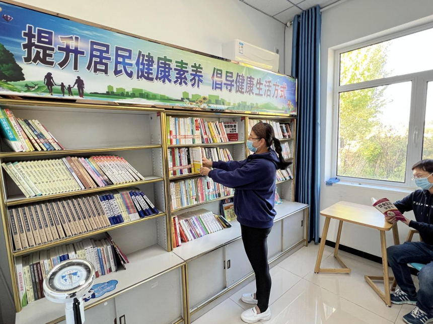 唐山市豐南區胥各庄鎮蠻子坨村村民正在村“健康小屋”內閱讀健康類書籍。 王碩攝