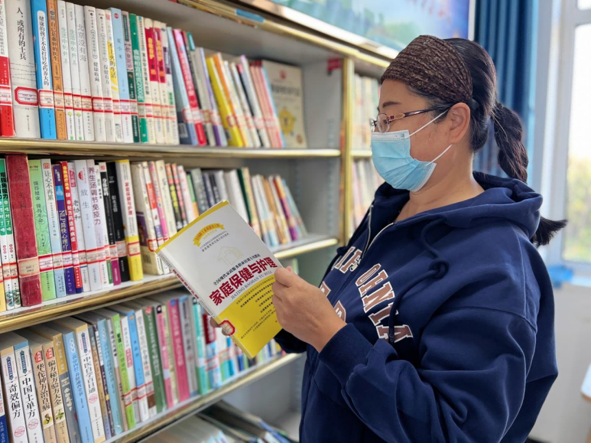 唐山市豐南區胥各庄鎮蠻子坨村村民正在村“健康小屋”內閱讀健康類書籍。 王碩攝