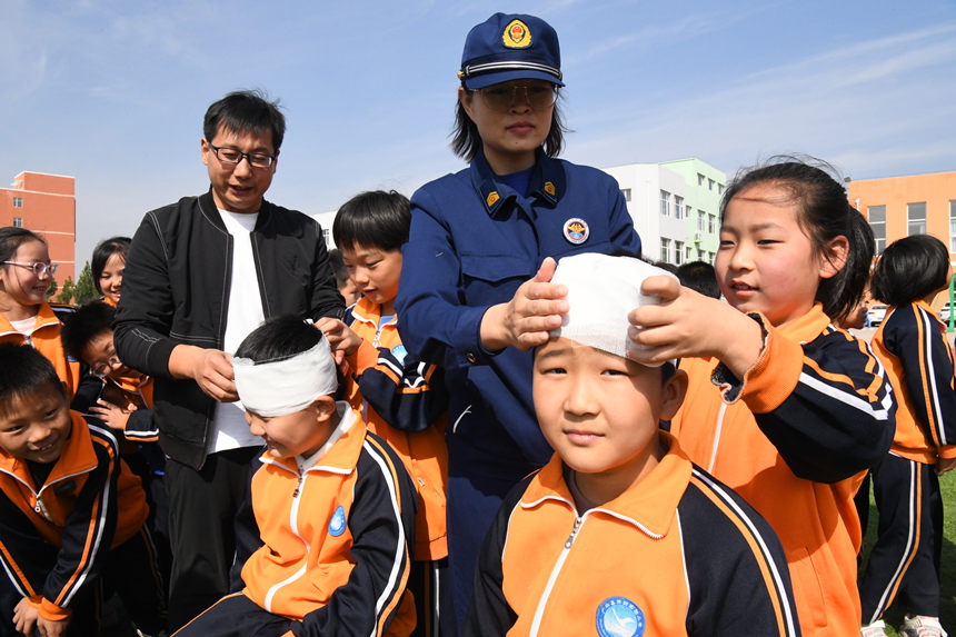 2022年10月12日，在河北省邯鄲市廣平縣第四實驗小學，消防救援人員教給學生自救包扎。程學虎攝
