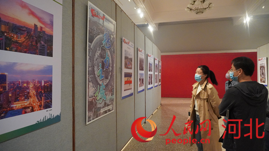 市民在参观“实干兴石 蝶变石家庄” 书法美术摄影展。人民网 祝龙超摄