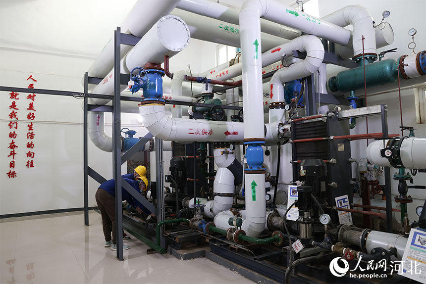 工作人员调试换热站设备阀门。人民网 朱鹏涛摄