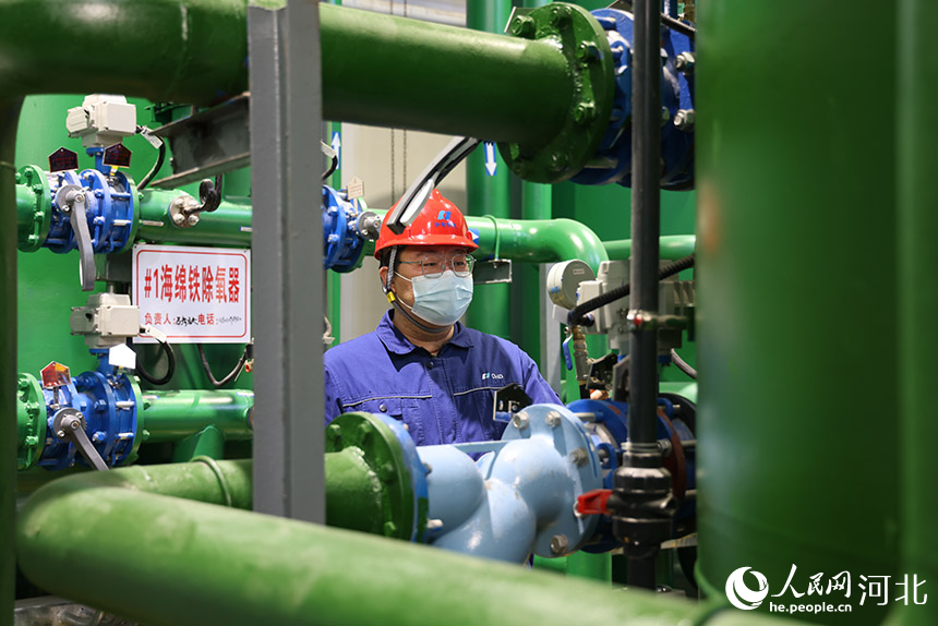 工作人员查看软化水管道压力。人民网 朱鹏涛摄