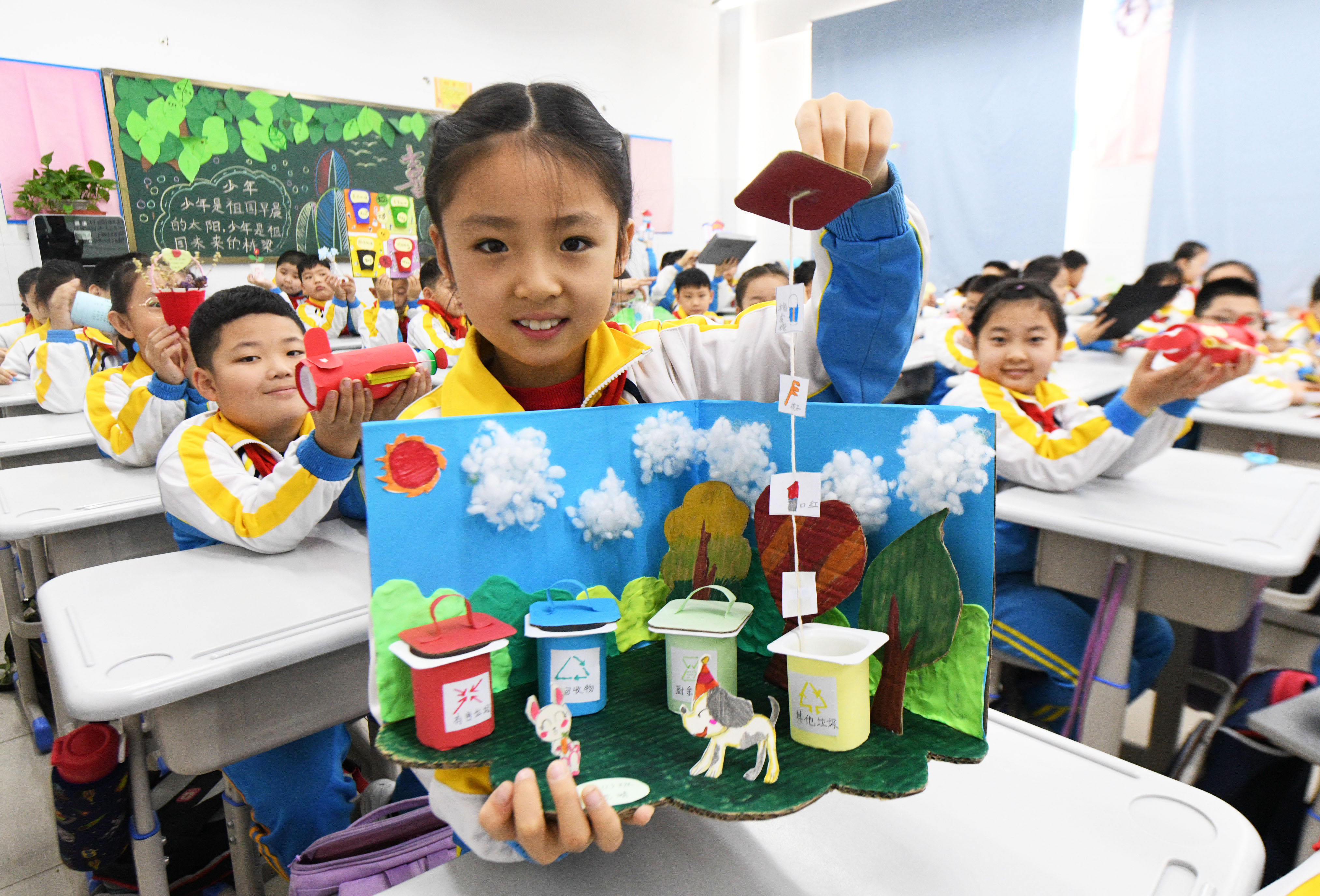 10月31日，河北省石家庄新乐市东长寿学校小学生展示利用废旧物品制作的手工作品。 贾敏杰摄