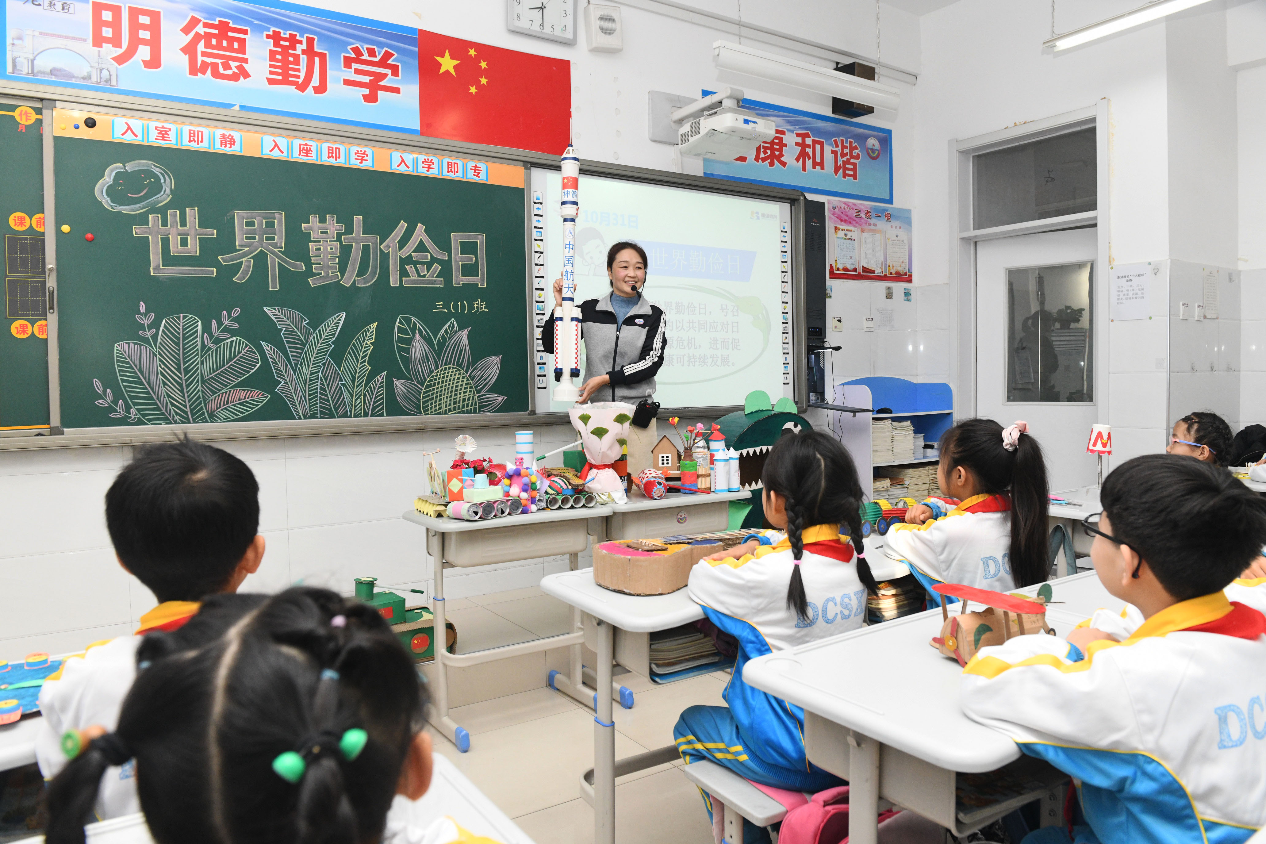 10月31日，河北省石家庄新乐市东长寿学校老师指导学生利用废旧物品制作手工作品。 贾敏杰摄