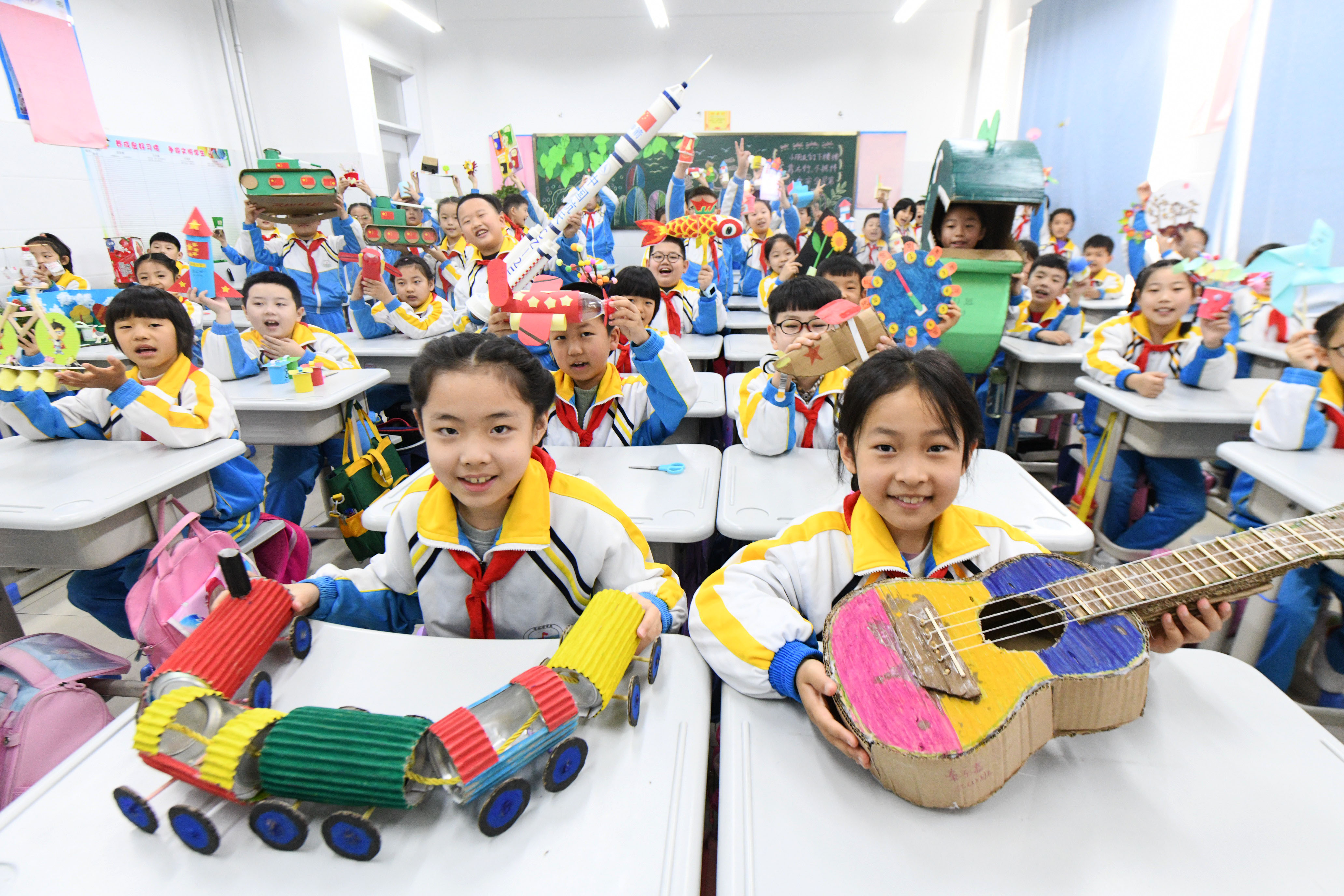 10月31日，河北省石家庄新乐市东长寿学校小学生展示利用废旧物品制作的手工作品。 贾敏杰摄