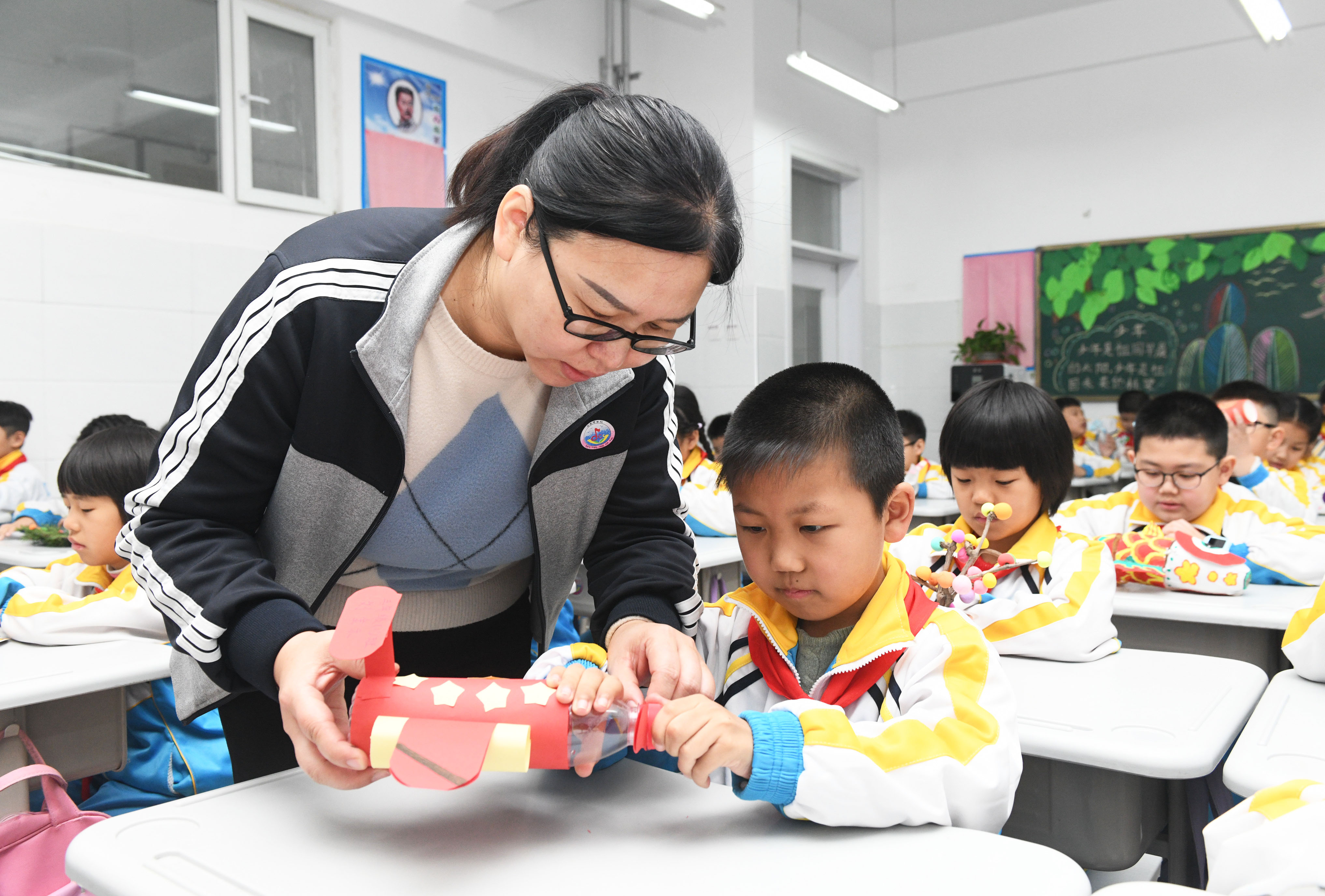 10月31日，河北省石家庄新乐市东长寿学校老师指导学生利用废旧物品制作手工作品。贾敏杰摄